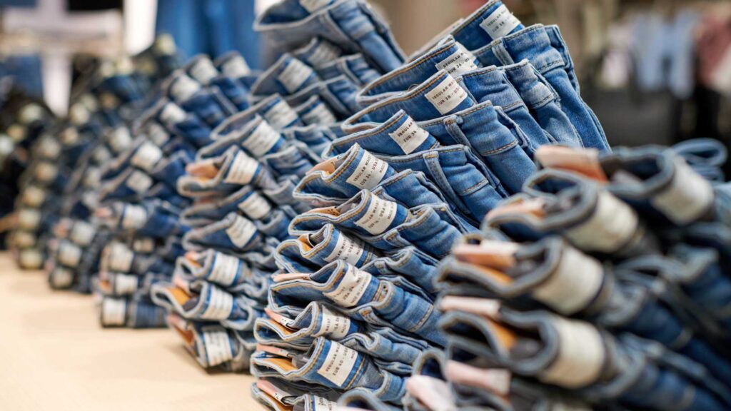 Two Tone Jeans – η πιο cool μόδα της χρονιάς 4 COVER-3